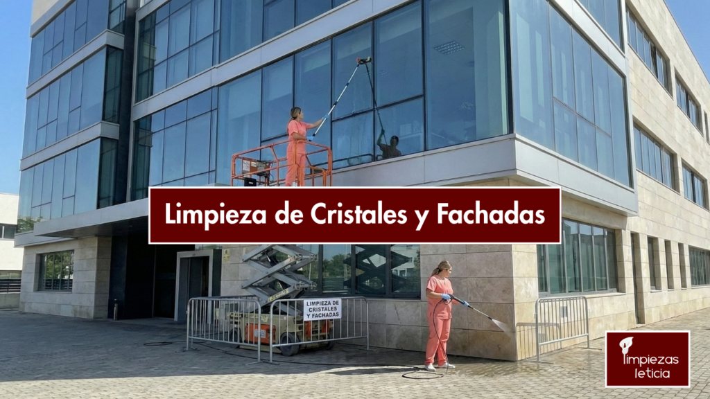 Limpiadores de Limpiezas Leticia haciendo una limpieza de cristales